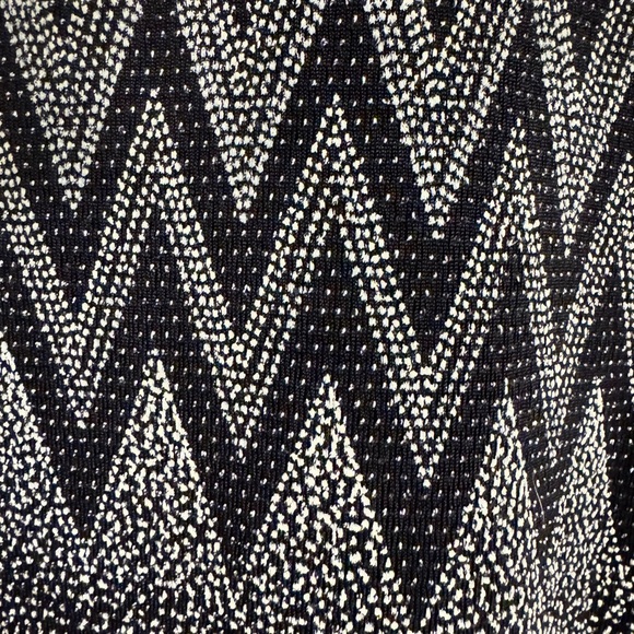 Modern Essentials Women’s Size XL Black Zig Zag Print Short Sleeve Top - Picture 3 of 6